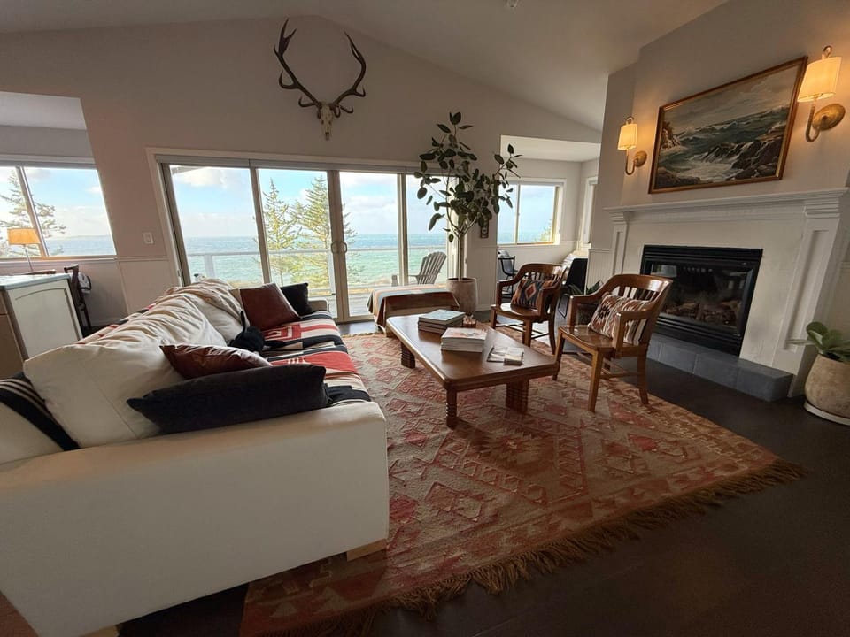 EcoBluff Retreat - Sunset & Water Views! House in Puget Sound