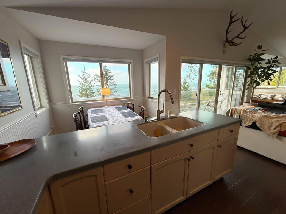 EcoBluff Retreat - Sunset & Water Views! House in Puget Sound