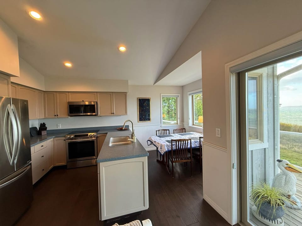 EcoBluff Retreat - Sunset & Water Views! House in Puget Sound