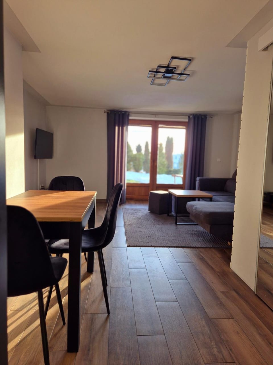 TV and multimedia, Living room, Seating area, Dining area