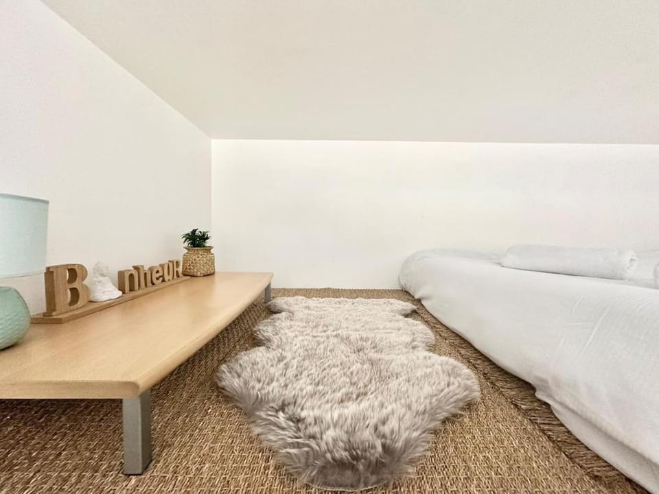 Photo of the whole room, Bedroom