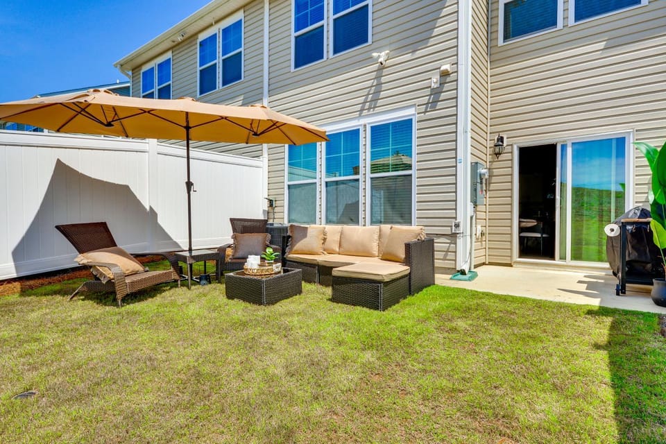 Modern Townhome w/ Private Yard in Kernersville! House in Kernersville