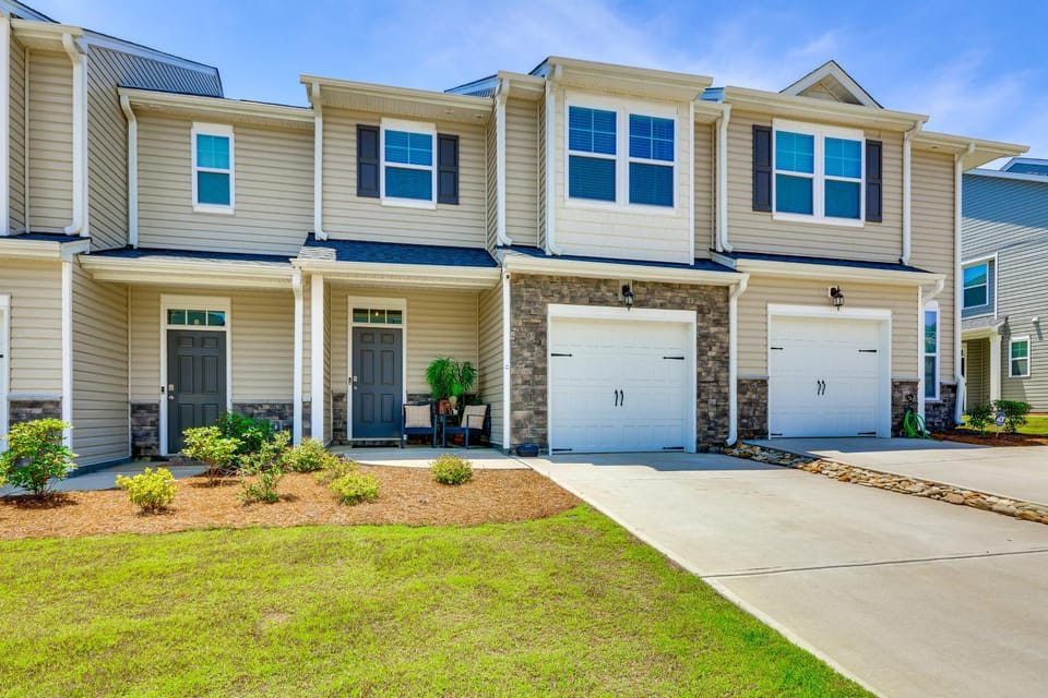 Modern Townhome w/ Private Yard in Kernersville! House in Kernersville