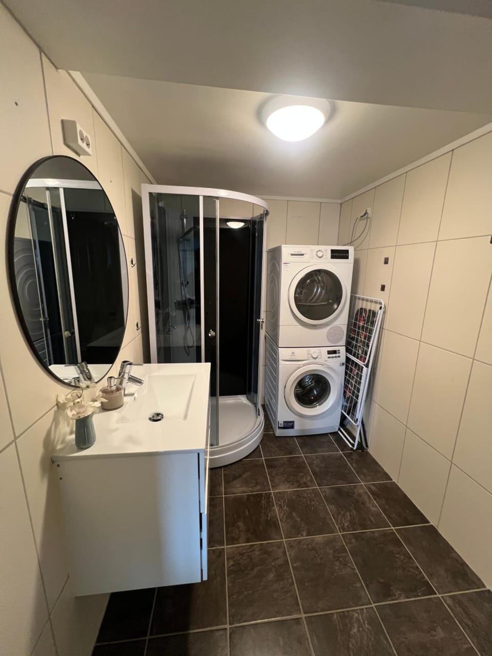 Shower, Toilet, Bathroom, washing machine, dryer