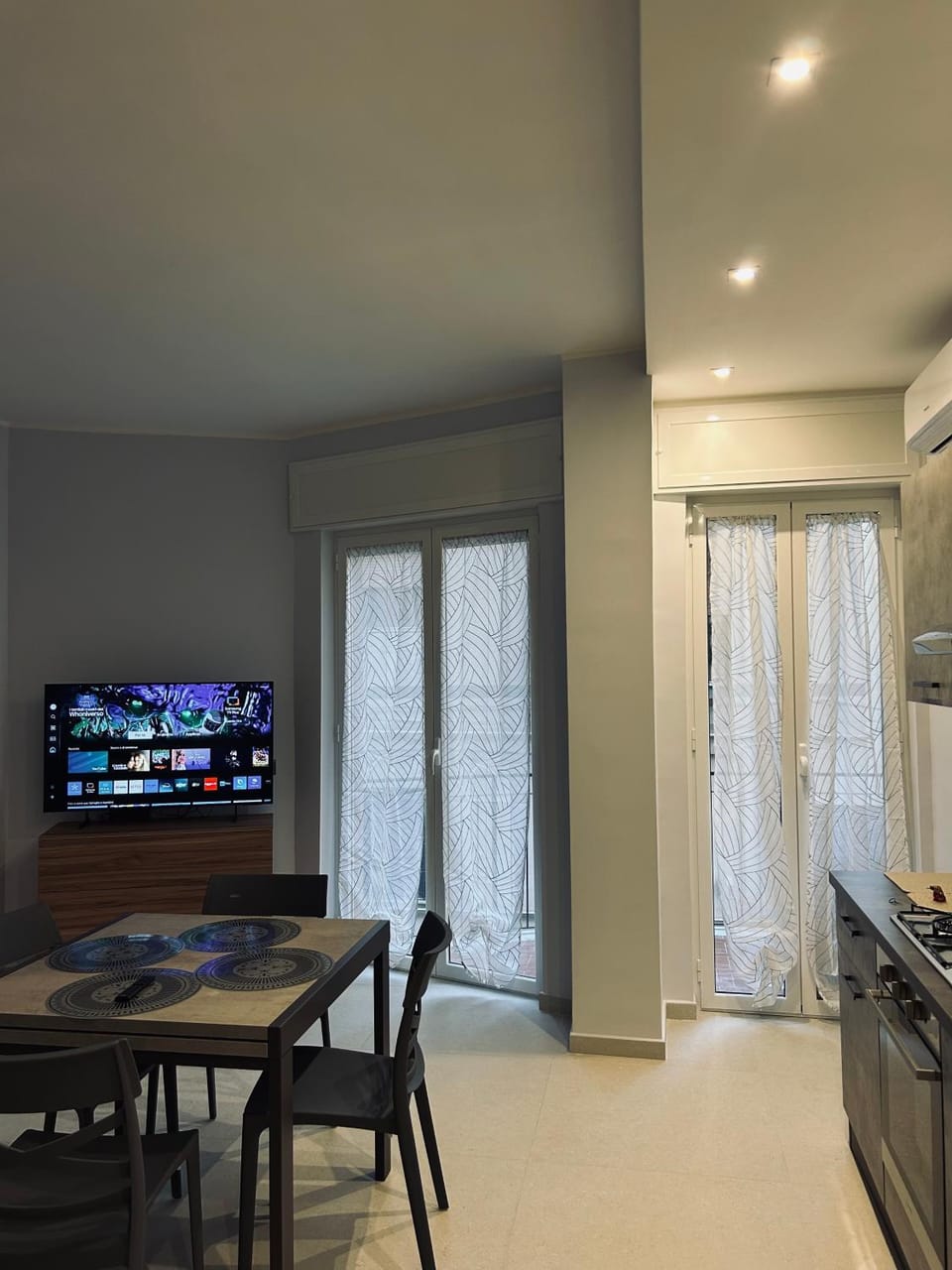 TV and multimedia, Kitchen or kitchenette, Dining area, oven, stove