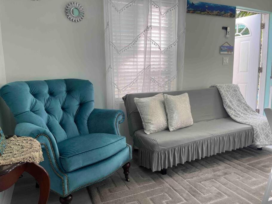 King Bed Downtown Courtyard Apt Apartment in West Palm Beach