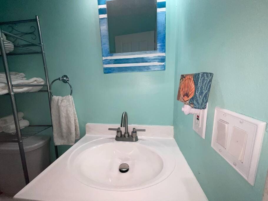 King Bed Downtown Courtyard Apt Apartment in West Palm Beach