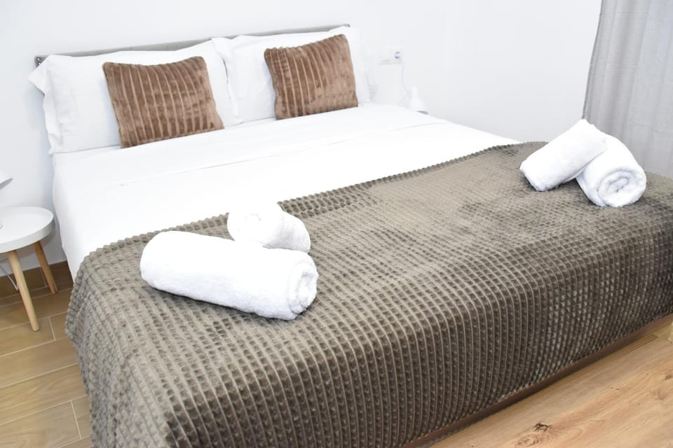 Bed, Photo of the whole room, Bedroom, towels