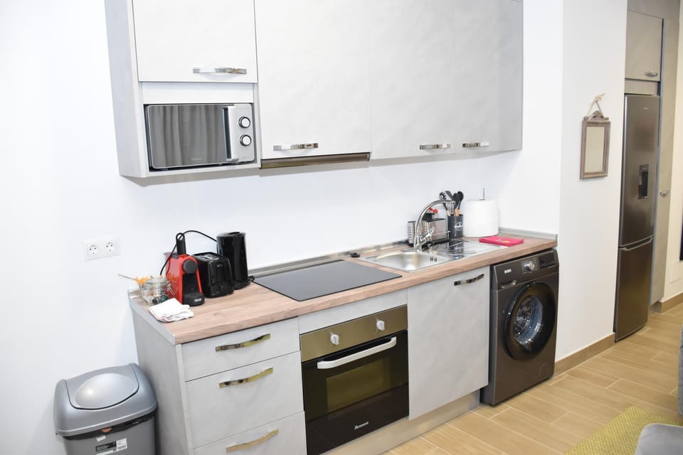 Coffee/tea facilities, Kitchen or kitchenette, oven, stove, toaster, washing machine