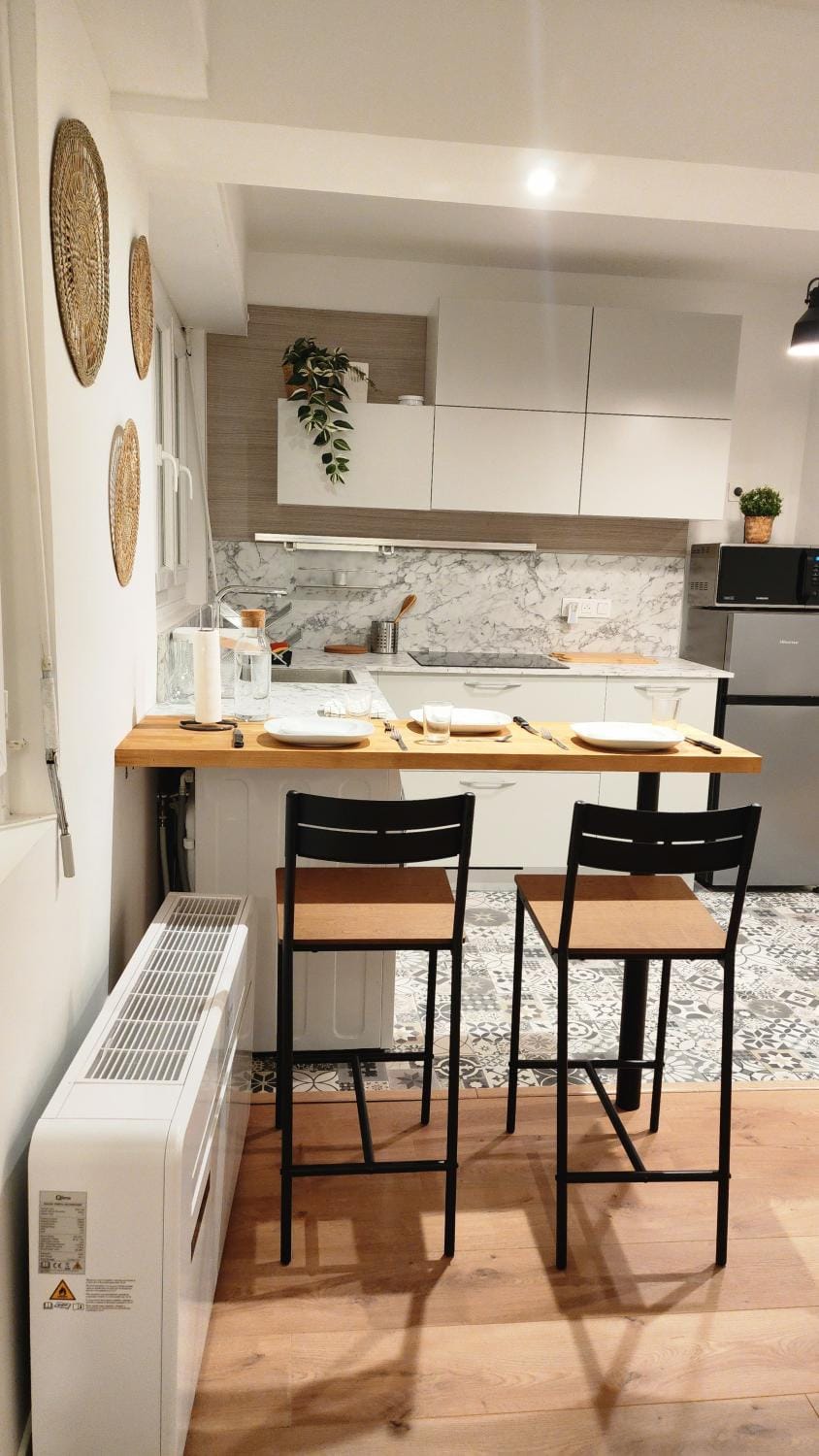 Kitchen or kitchenette, Dining area