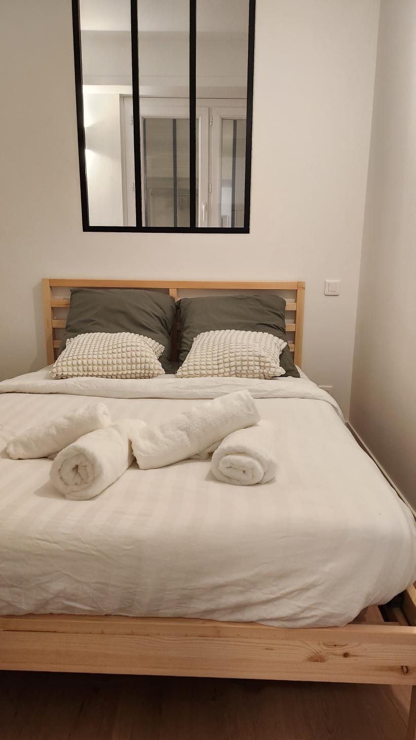 Bed, Photo of the whole room, Bedroom