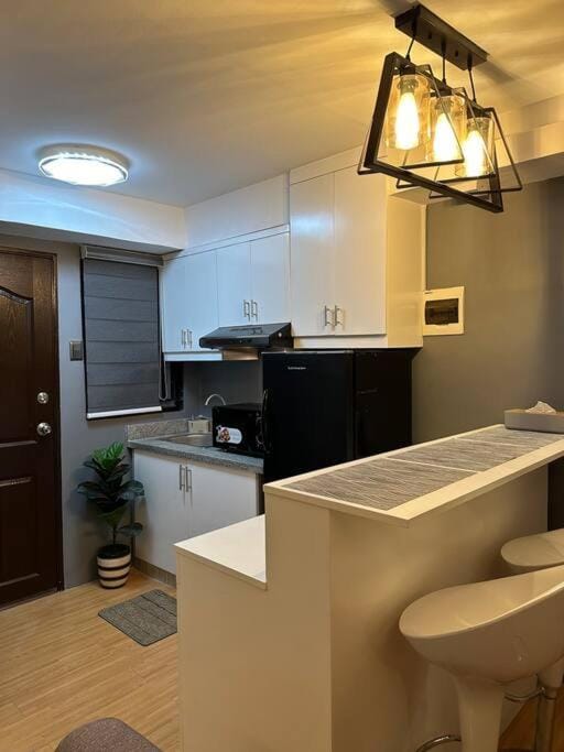 Kitchen or kitchenette, minibar