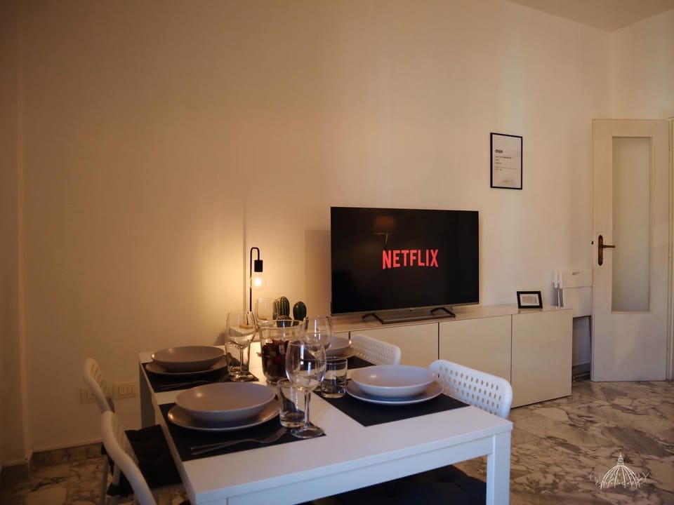 Communal lounge/ TV room, TV and multimedia, Dining area
