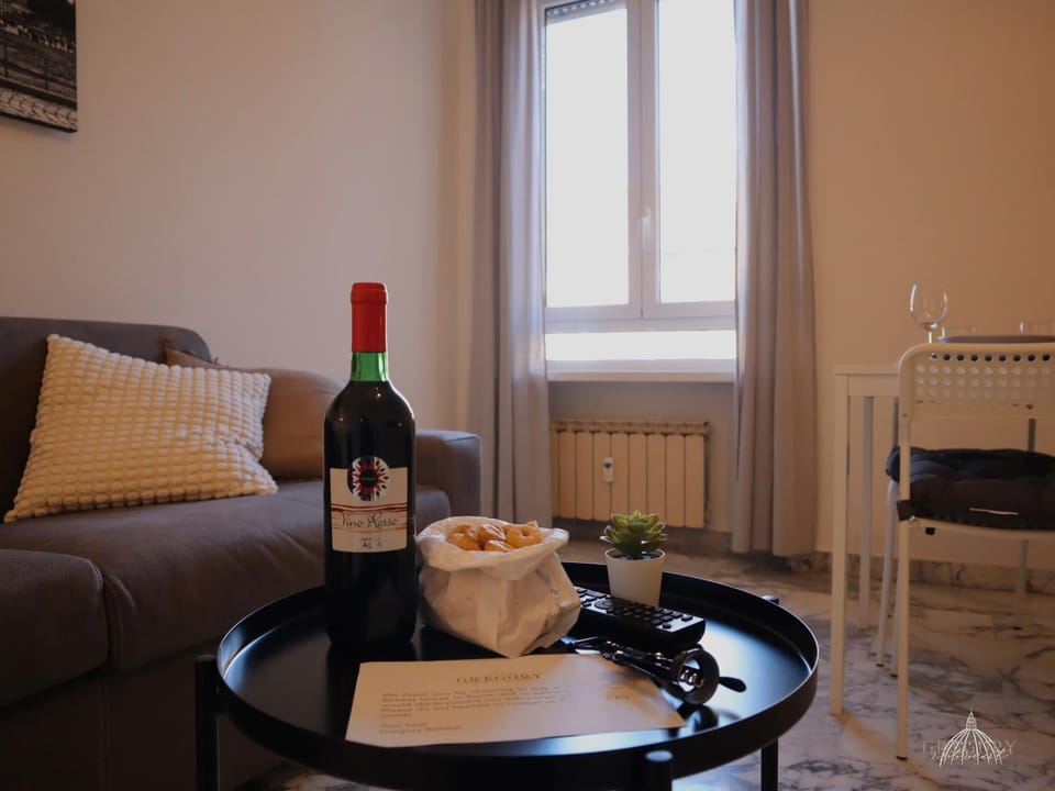 Living room, Food and drinks, Seating area, Dining area, Food, Drinks, Alcoholic drinks