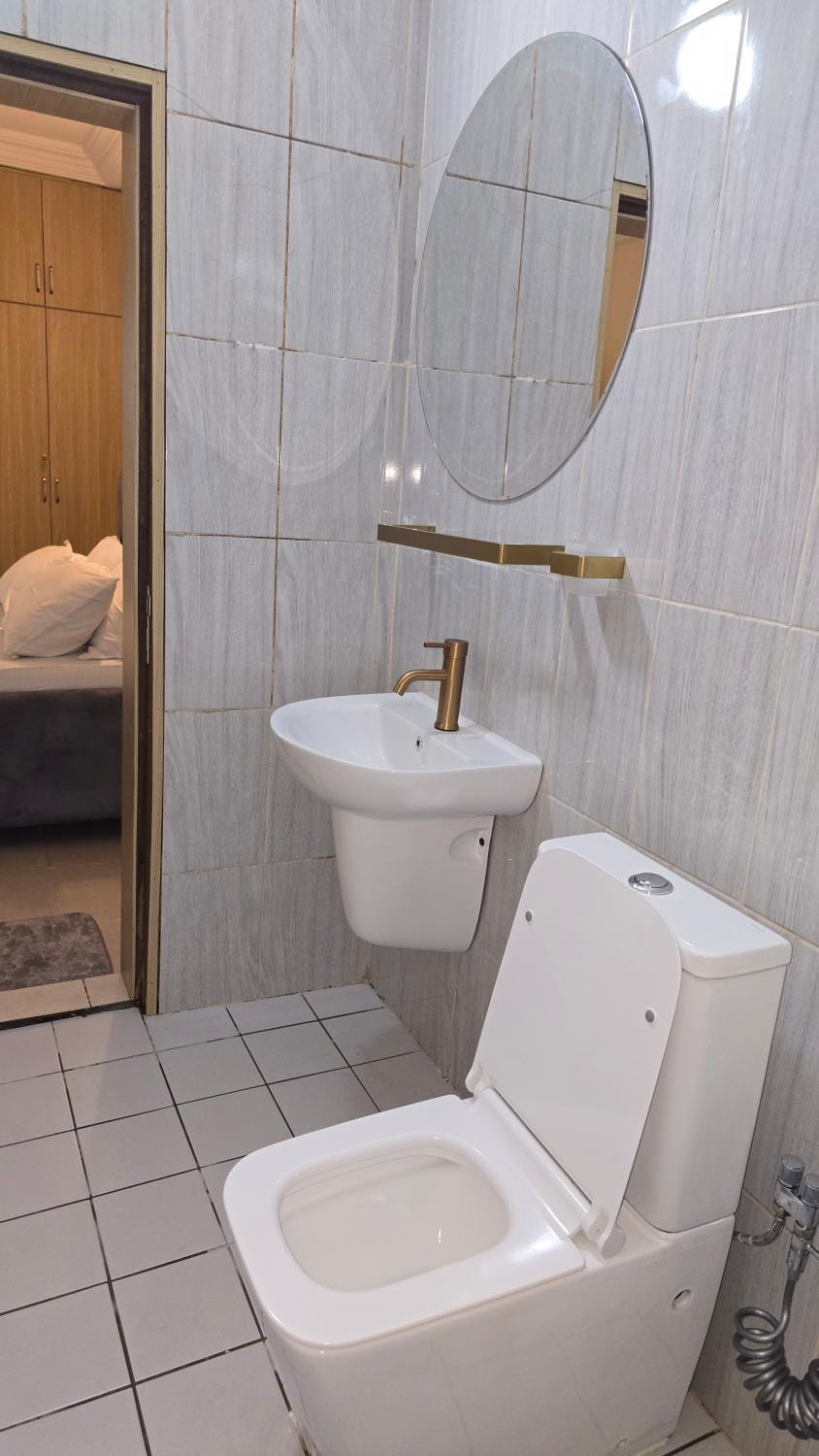 Shower, Toilet