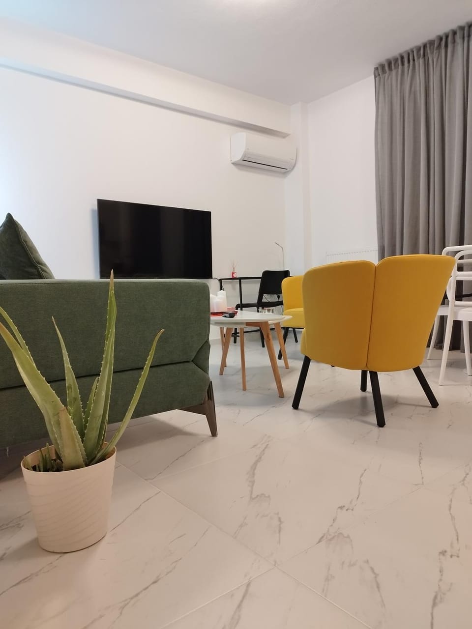 TV and multimedia, Living room, Seating area, air conditioner