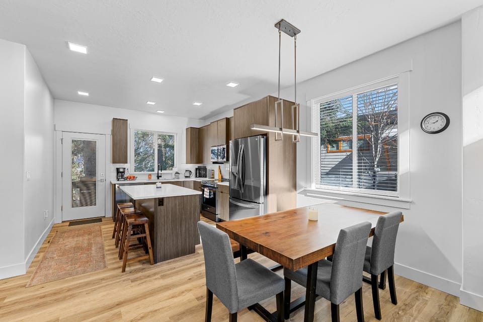 Sharlie's Chateau - Sleek, modern, new-build home near golf, park, and lake House in McCall