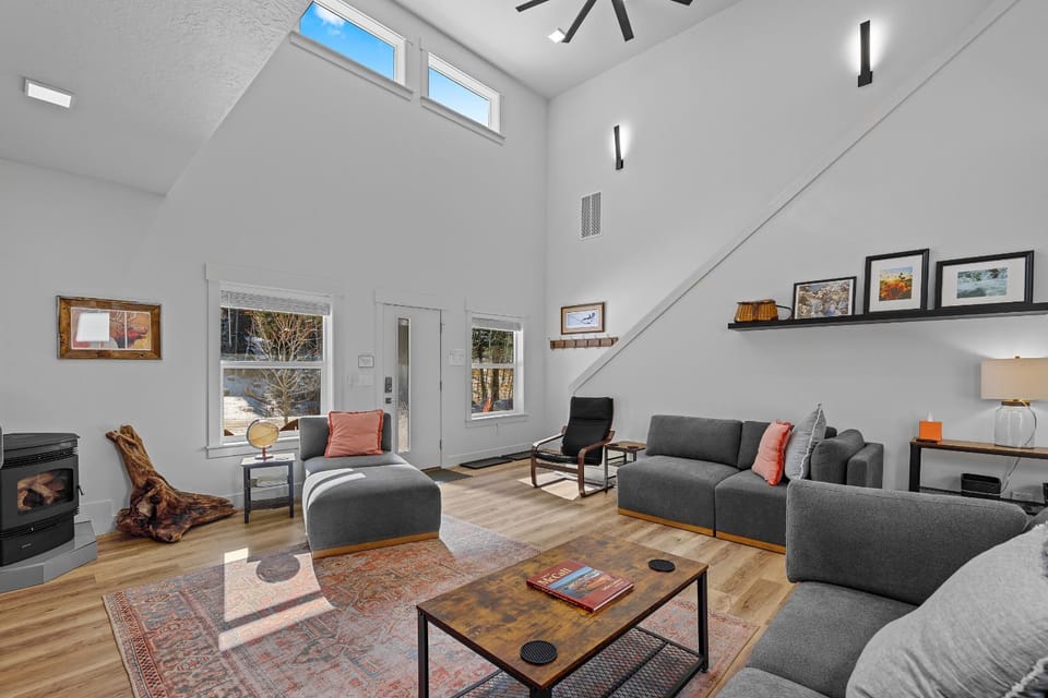 Sharlie's Chateau - Sleek, modern, new-build home near golf, park, and lake House in McCall