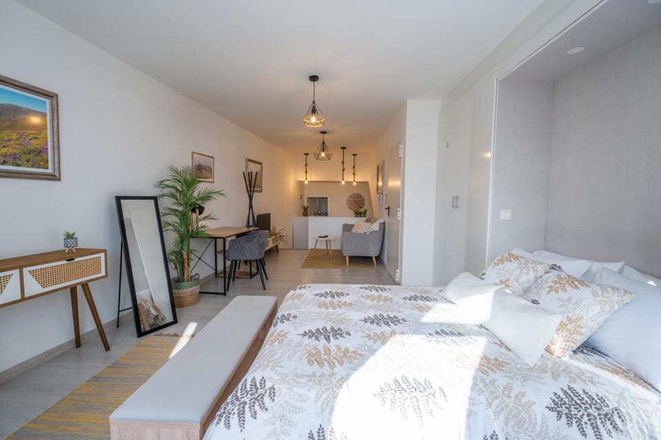 Bed, Seating area