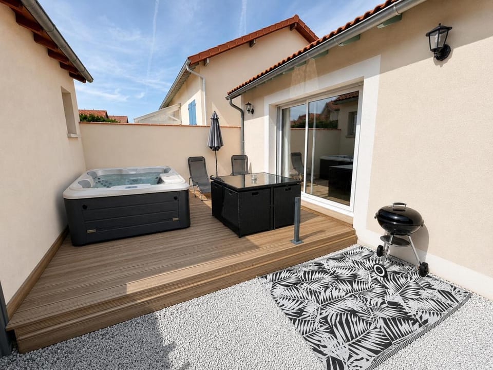 Patio, BBQ facilities, Garden, Hot Tub, Spa and wellness centre/facilities, Dining area, sunbed
