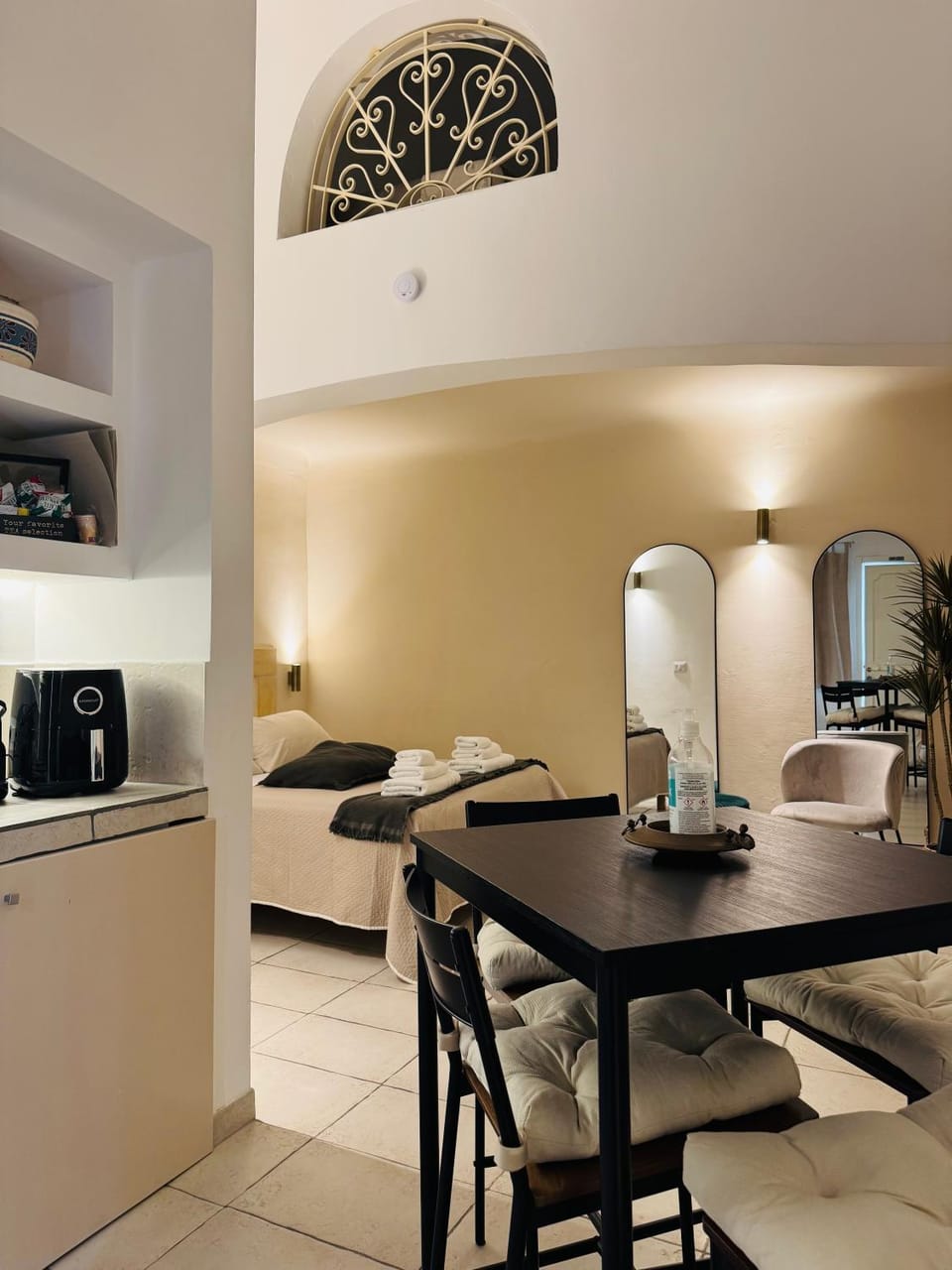 Dining area, pet friendly