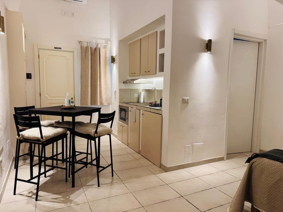 Kitchen or kitchenette, Seating area, Dining area, minibar, stove
