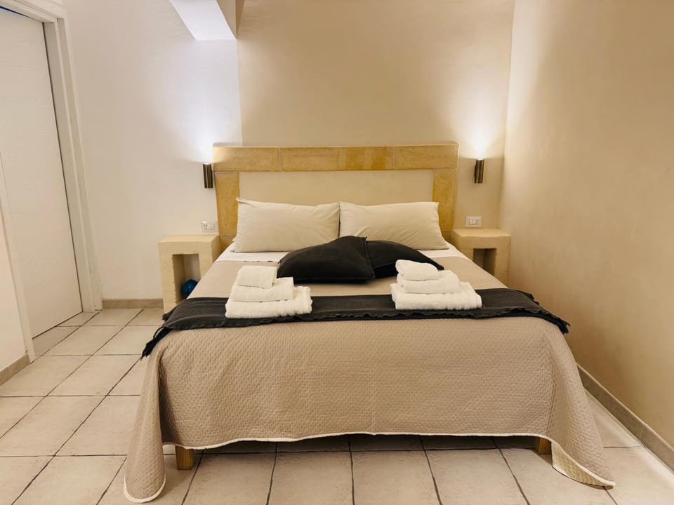 Bed, Photo of the whole room, towels