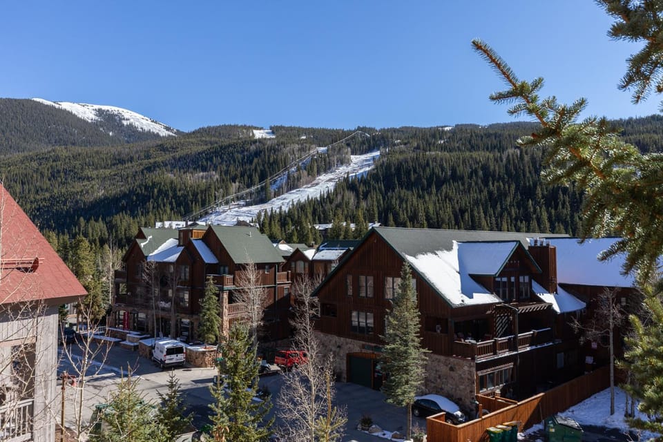 Property building, Day, Natural landscape, Winter, Golfcourse, Skiing, Mountain view, Parking