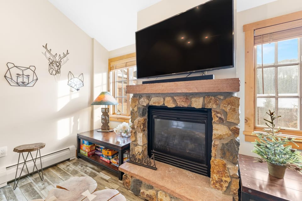 Day, TV and multimedia, Living room, fireplace, furniture