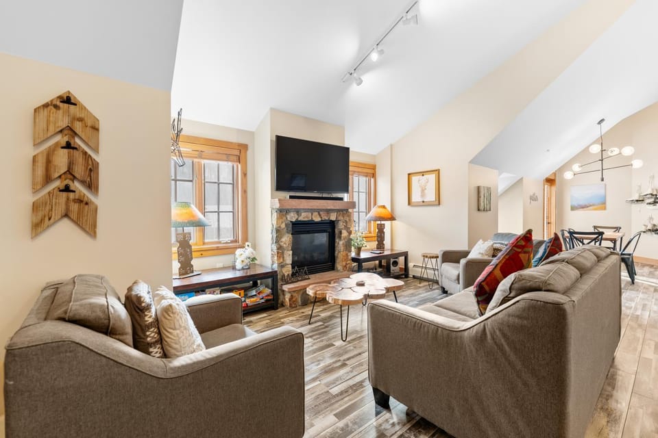 Day, TV and multimedia, Living room, fireplace, furniture