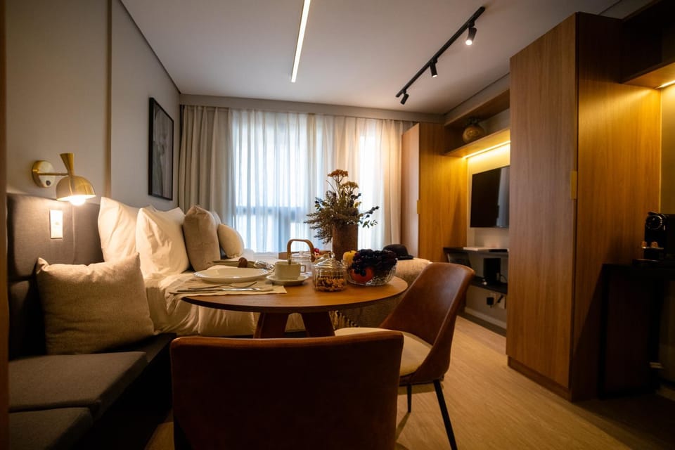 Day, TV and multimedia, Living room, Seating area, Dining area