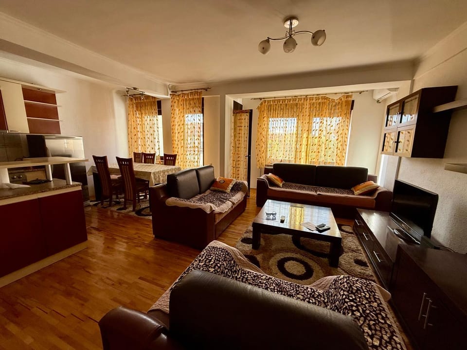 TV and multimedia, Kitchen or kitchenette, Living room, Seating area