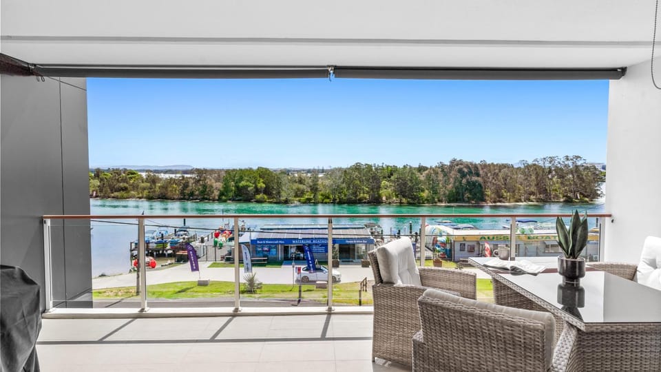 Balcony/Terrace, Dining area, Lake view