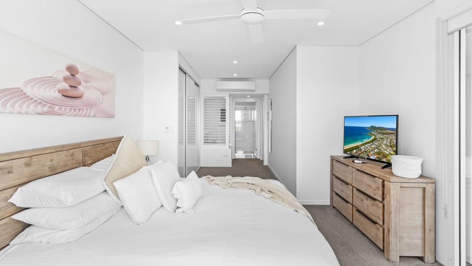 Bed, TV and multimedia, Bedroom