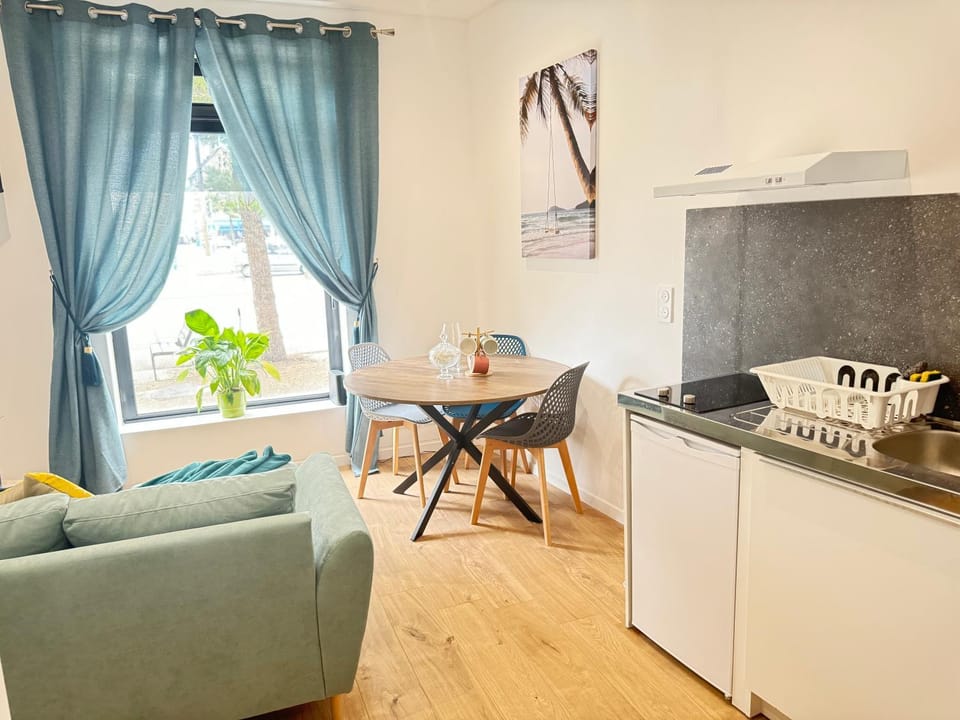 Kitchen or kitchenette, Seating area