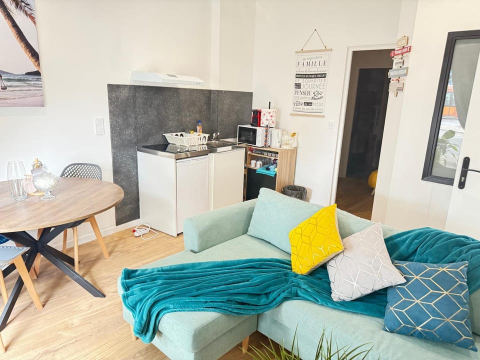 Coffee/tea facilities, Kitchen or kitchenette, Living room, stove