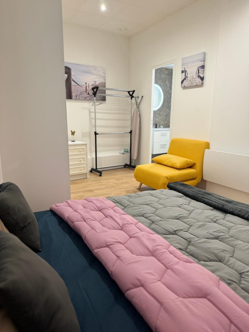 Bed, Photo of the whole room, Bedroom
