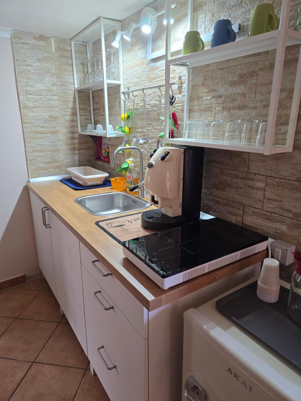 Coffee/tea facilities, Kitchen or kitchenette, minibar, stove