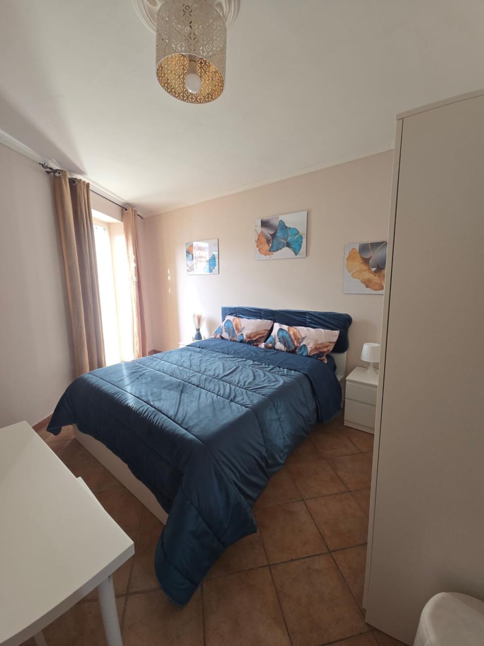 Bed, Photo of the whole room, Seating area, Bedroom