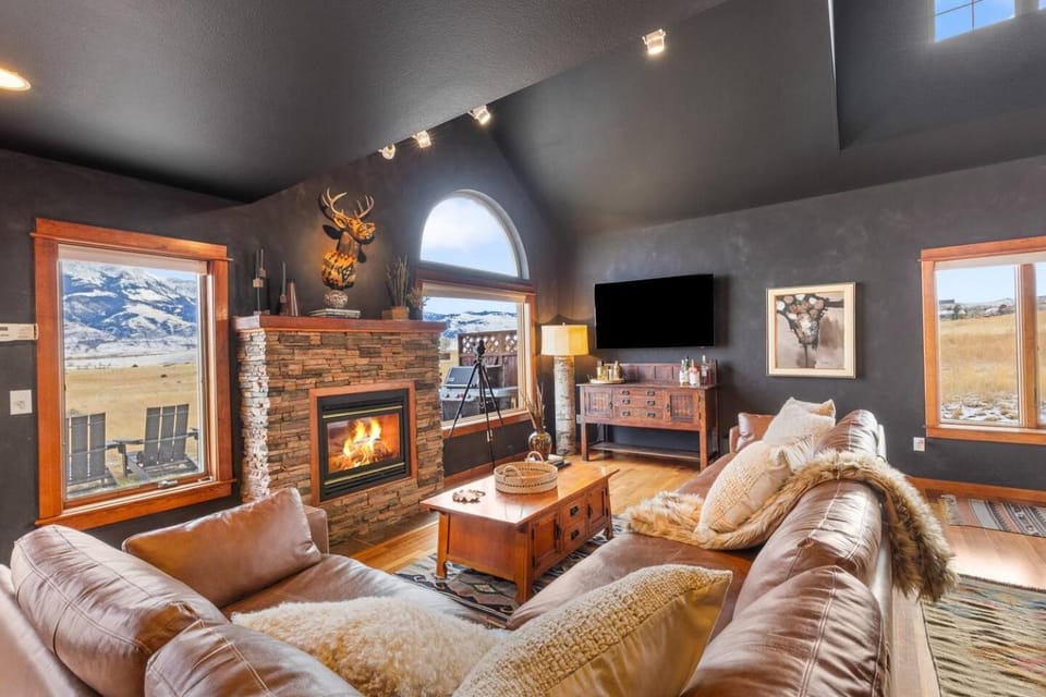 Yellowstone Fun House Hot Tub Game Room 360 Views House in Montana