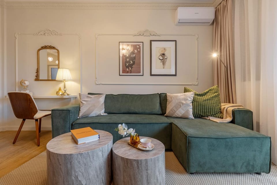 Bed, Living room, Seating area, air conditioner