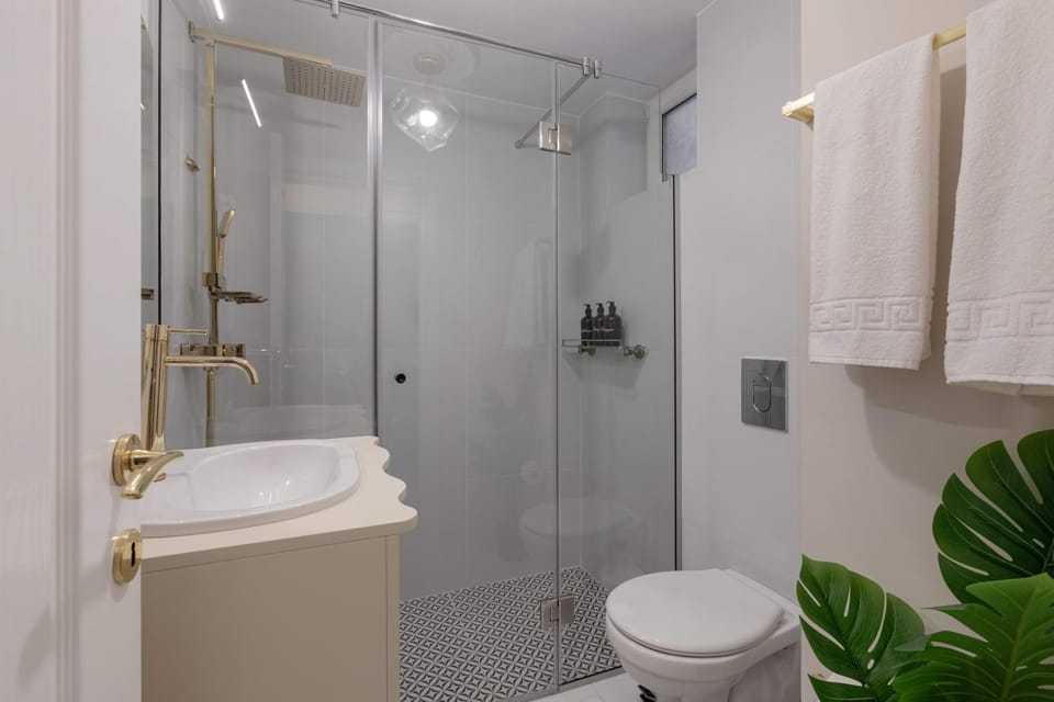 Shower, Toilet, Bathroom, towels