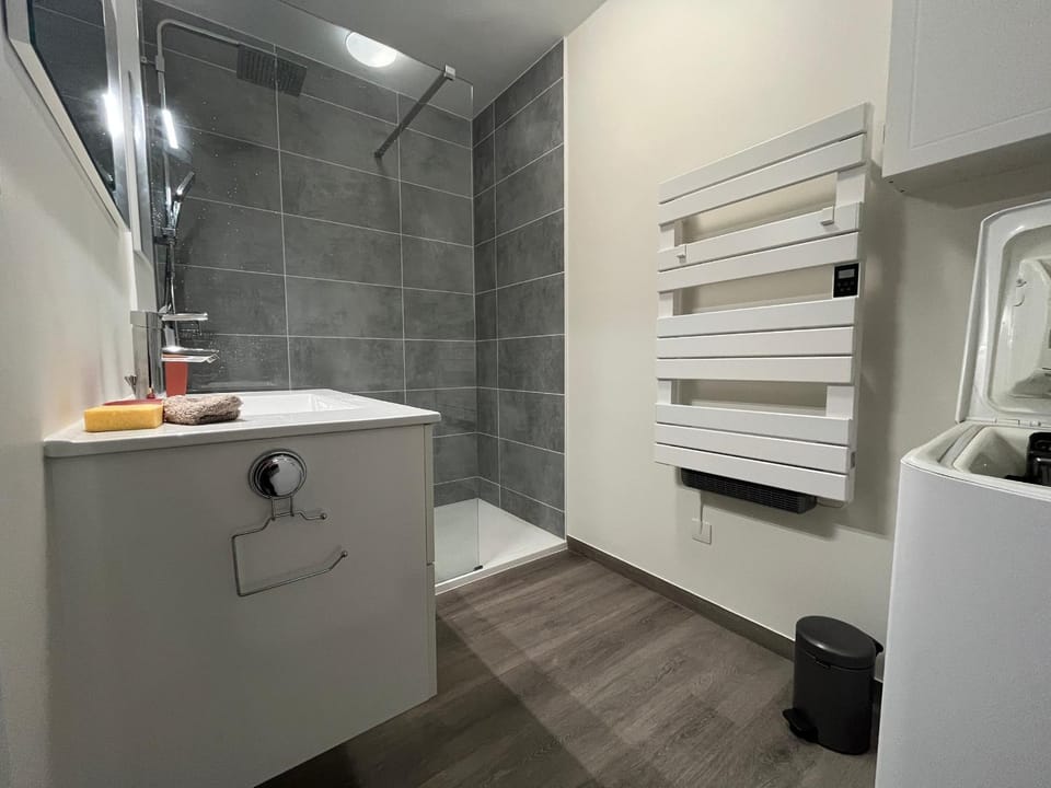 Spacieux appartement refait à neuf avec balcon et garage, proche centre-ville - FR-1-498-108 Apartment in Évian-les-Bains