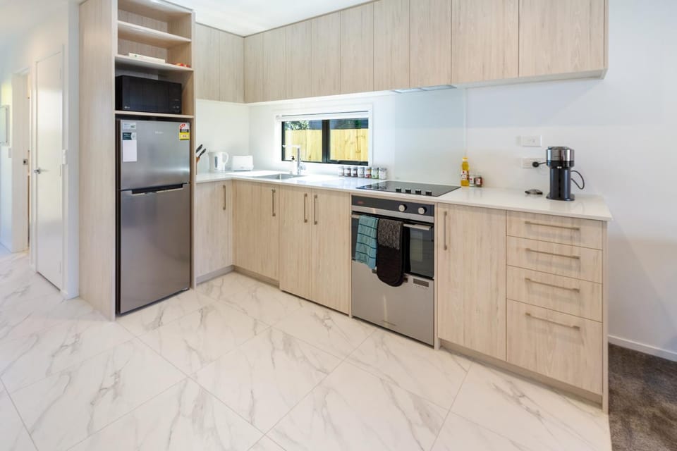 Coffee/tea facilities, Kitchen or kitchenette, dishwasher, oven, stove, toaster