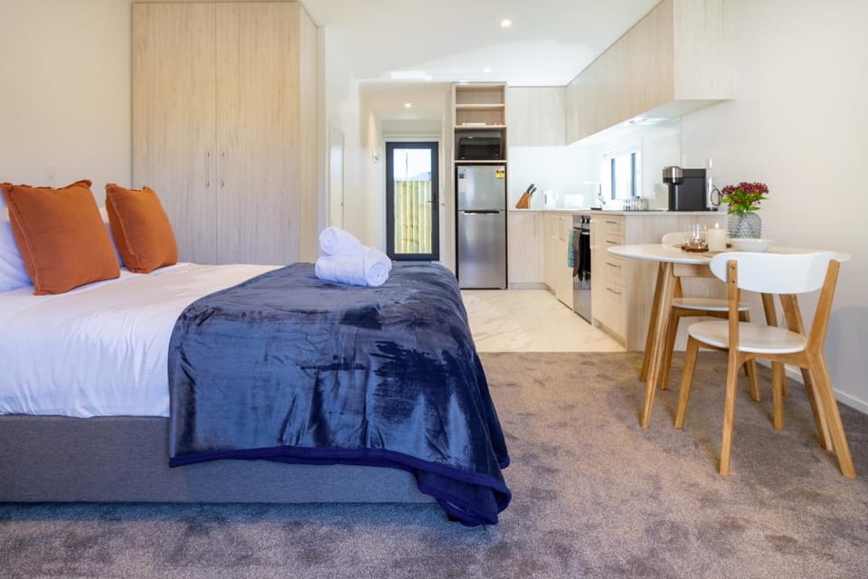 Kitchen or kitchenette, Living room, Photo of the whole room, Seating area, Dining area, Bedroom