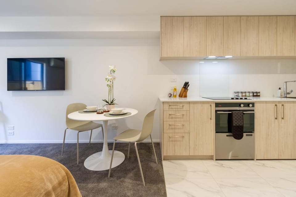 Coffee/tea facilities, Kitchen or kitchenette, Dining area, dishwasher, oven, stove, toaster