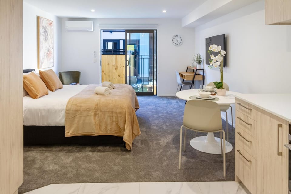 Bed, Kitchen or kitchenette, Seating area, Dining area