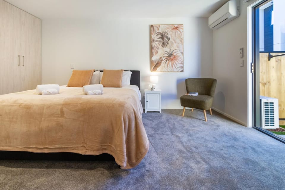 Bed, towels
