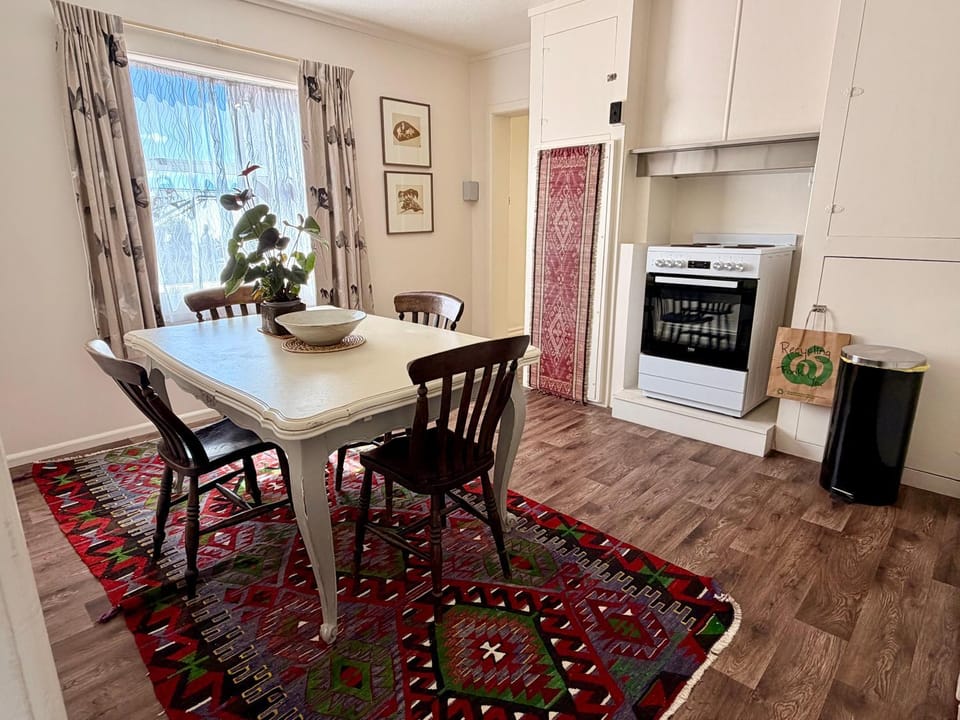 Kitchen or kitchenette, Dining area, oven