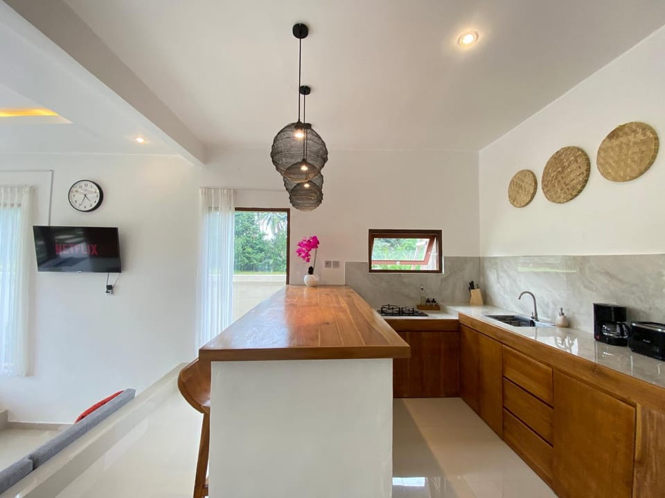 Kitchen or kitchenette, minibar